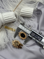 Накладка на пуговицу золотистая с ажурным (неровным) краем и черным камнем