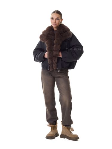 Черная пуховая парка с меховым воротником