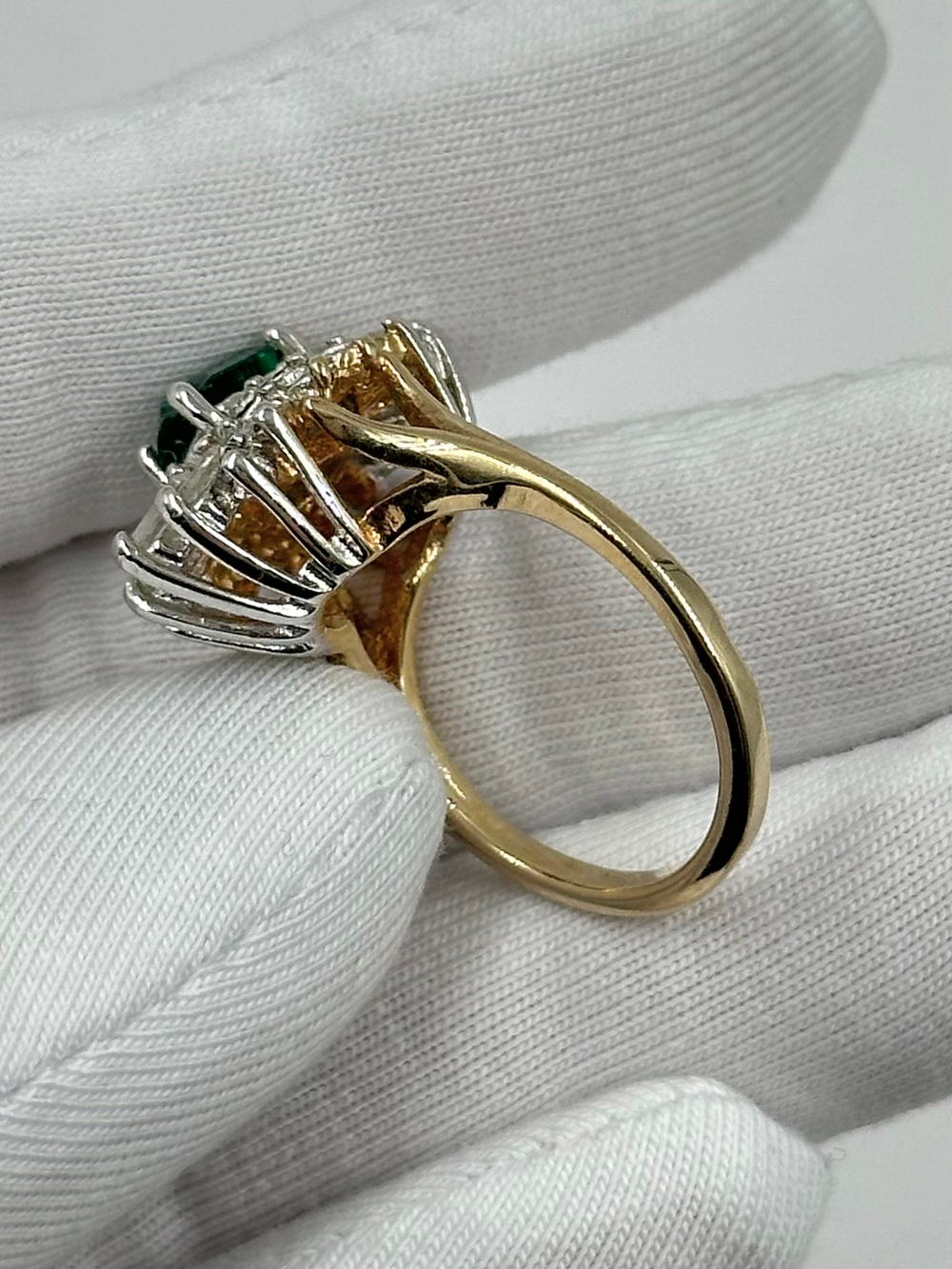 Кольцо с зелёным кристаллом