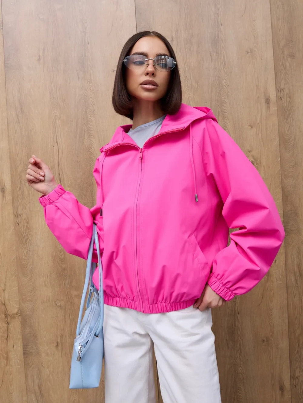 Ветровка с капюшоном