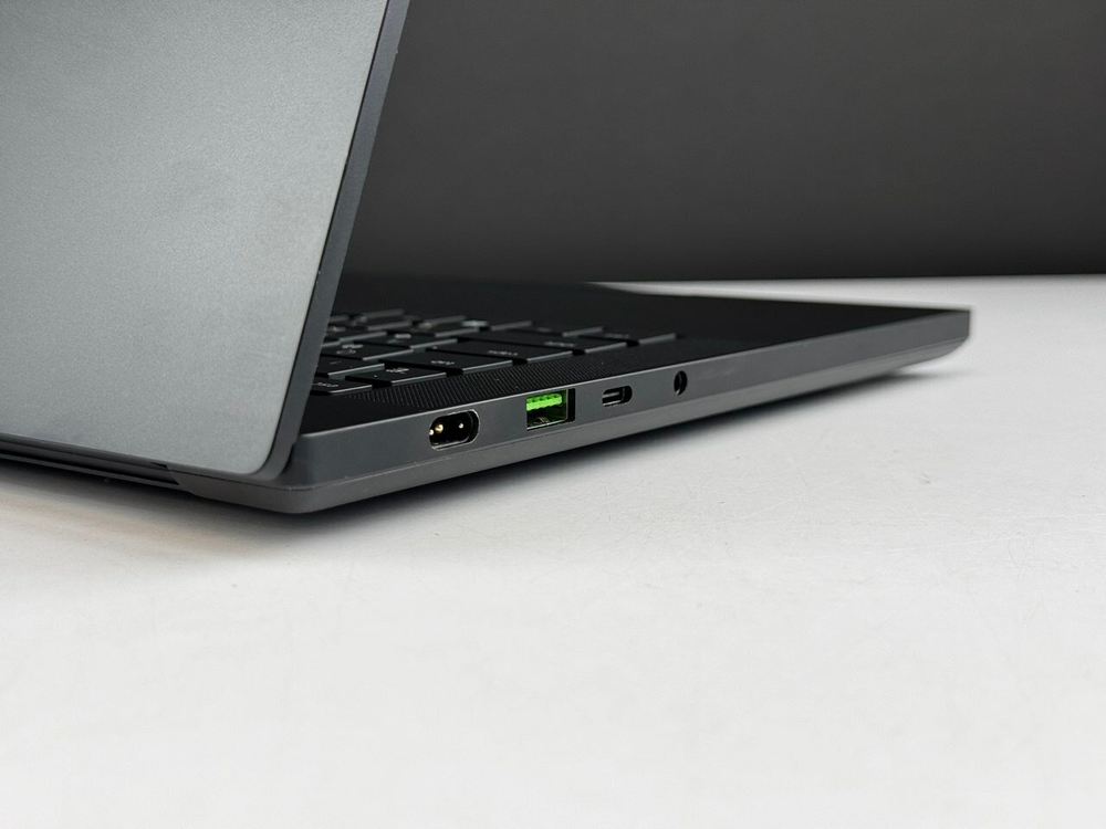 Игровой Ноутбук Razer Blade 14 RZ09-0508 AMD Ryzen 9 8945HS/32GB(DDR5)1TB(SSD)/RTX4070(8GB)/2K+(2560x1600)/IPS/240Hz/300nit/Win11