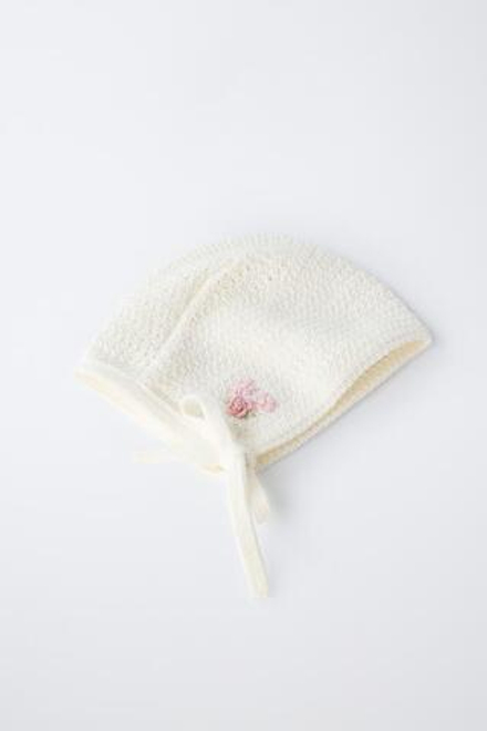 ZARA ЧЕПЧИК С ВЫШИВКОЙ ЦВЕТКА, ЭКРЮ