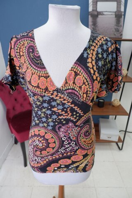 Футболка с яркой расцветкой 46 размер