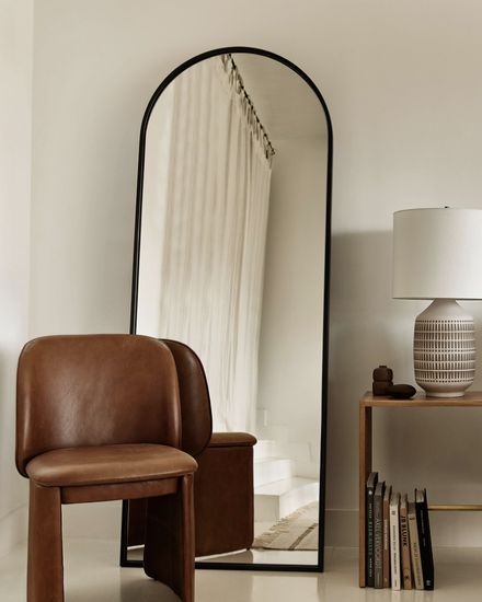 Зеркало в черной арочной раме “Хансен”