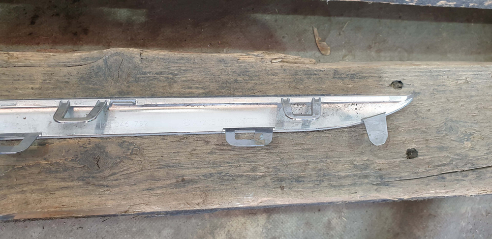 Молдинг решетки радиатора Mercedes C (W205) 14-18 Б/У Оригинал A2058880073