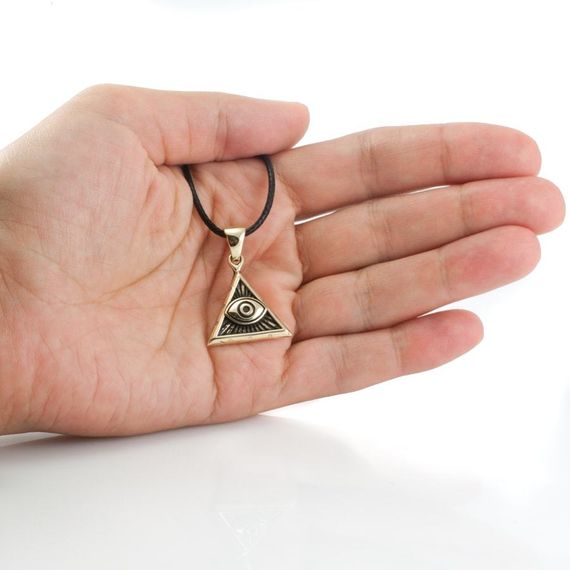 Изображение всевидящего ока на ладони.