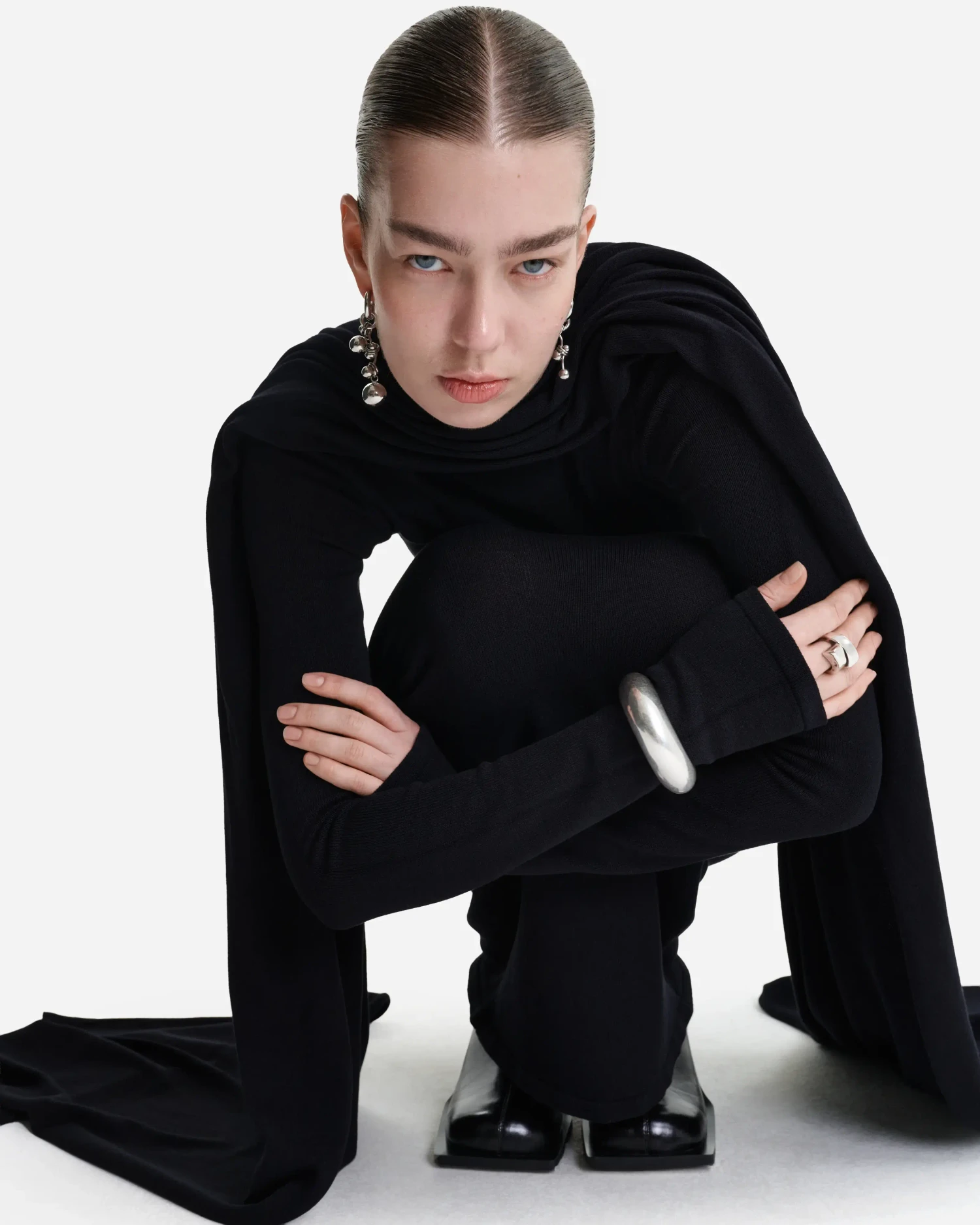 Вязаное платье макси с шарфом-шлейфом