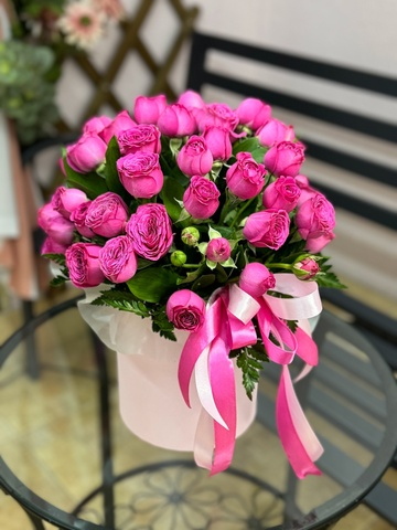 Шляпная коробка с кустовыми пионовидными розами "Classic Sensation"