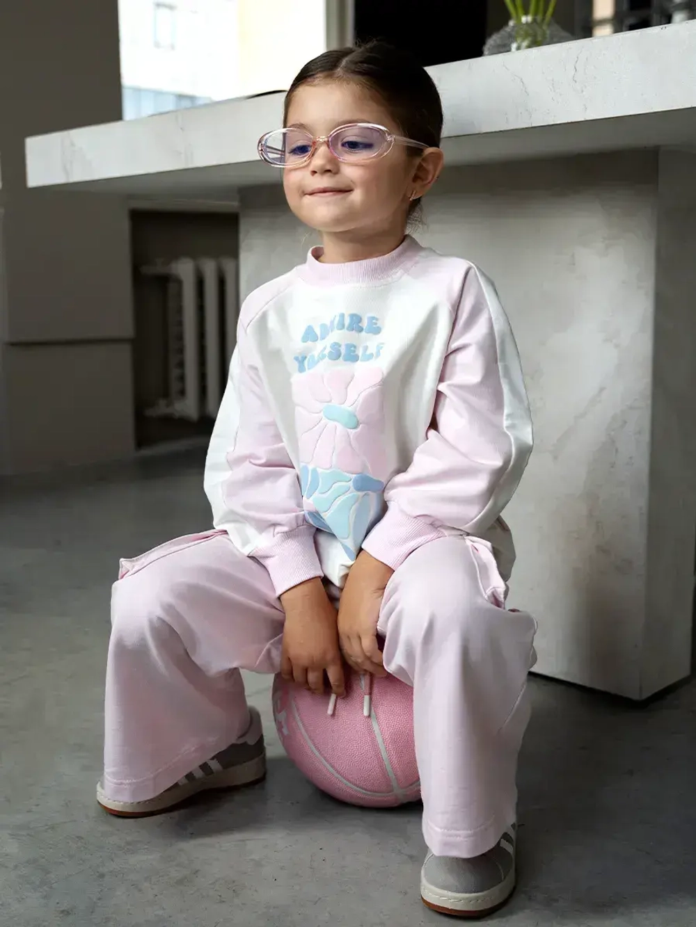 Розовый костюм для девочки на осень