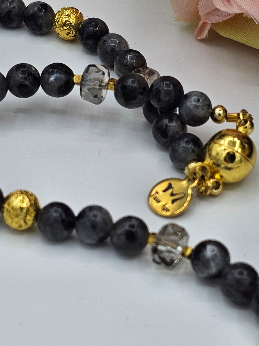 Колье ручной работы из натурального лабрадора и лавы "Нефертити"