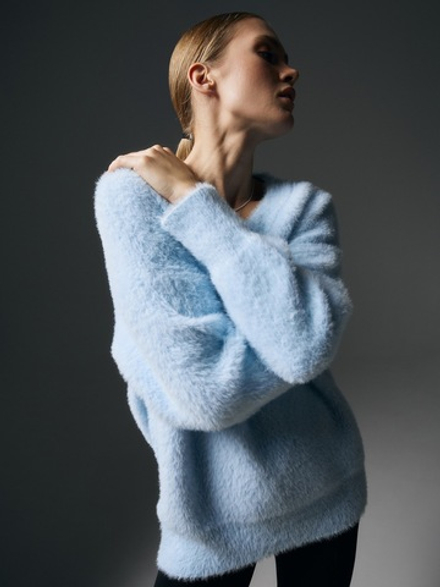 Джемпер пушистый, цвет небесно-голубой