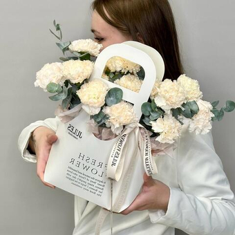 «Кремовый дуэт» Сет из букета и композиции из кремовых диантусов с эвкалиптом