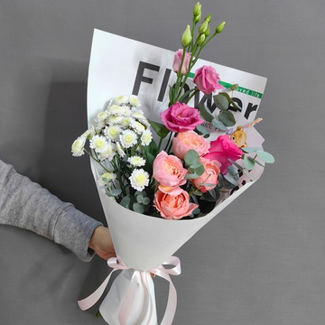 Авторский букет с кустовой пионовидной розой сорта "Julietta"