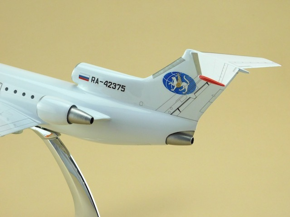 Модель самолета Як-42 (М1:100, Татарстан)