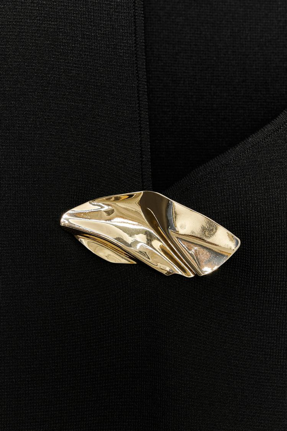 ZARA ТРИКОТАЖНЫЙ ТОП С ЗОЛОТИСТОЙ ДЕТАЛЬЮ, ЧЕРНЫЙ