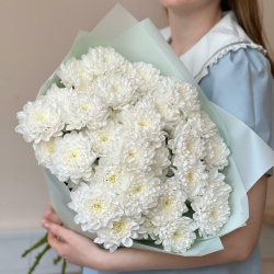 Букет красивых белых хризантем