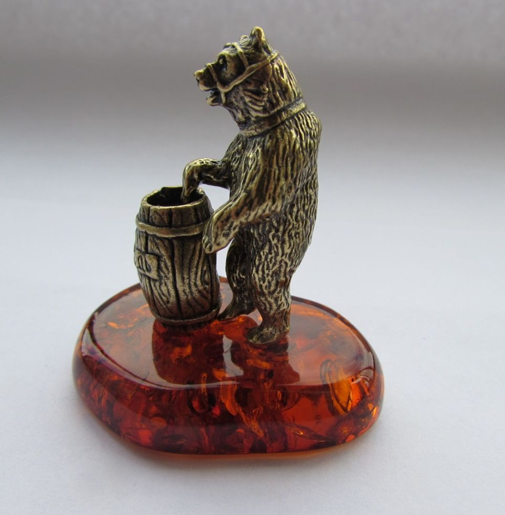 Фигурка латунная "Медведь с бочкой меда" на янтаре