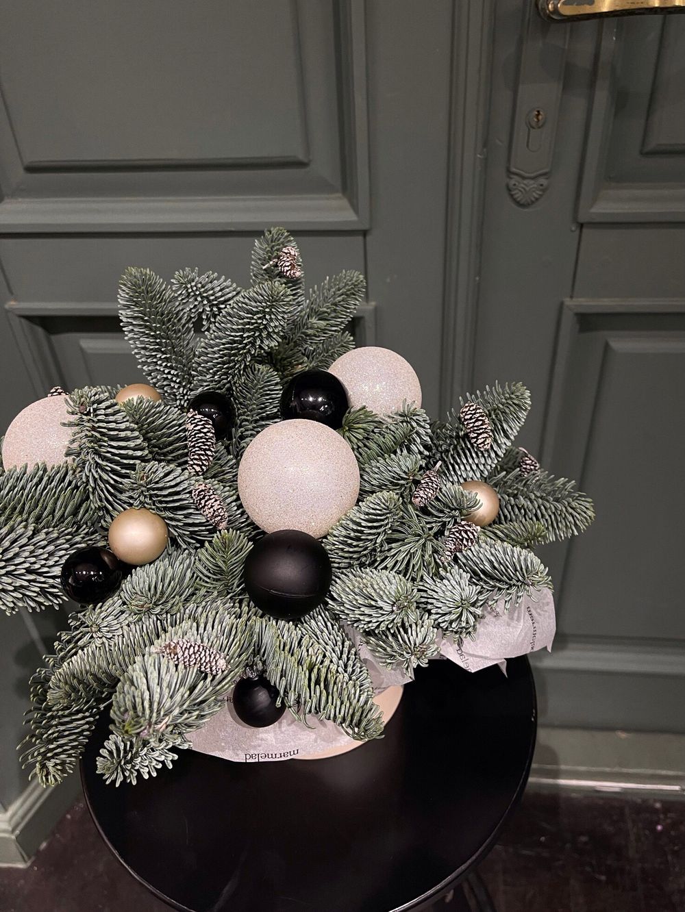 Композиция в коробочке с новогодними игрушками