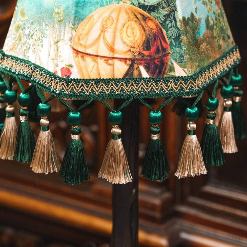 Настольная лампа с декоративным абажуром