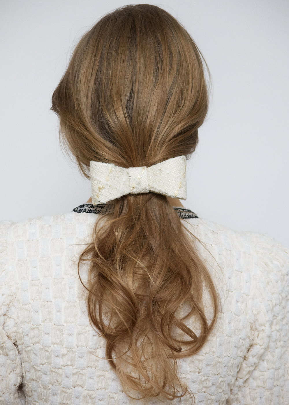 Бант-бабочка из белого твида с золотыми вставками