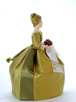 Кукла фарфоровая грелка на чайник Купчиха с хлебом-солью