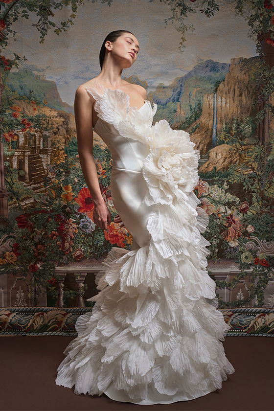 Платье макси из атласа, декорированное лепестками из шелковой органзы