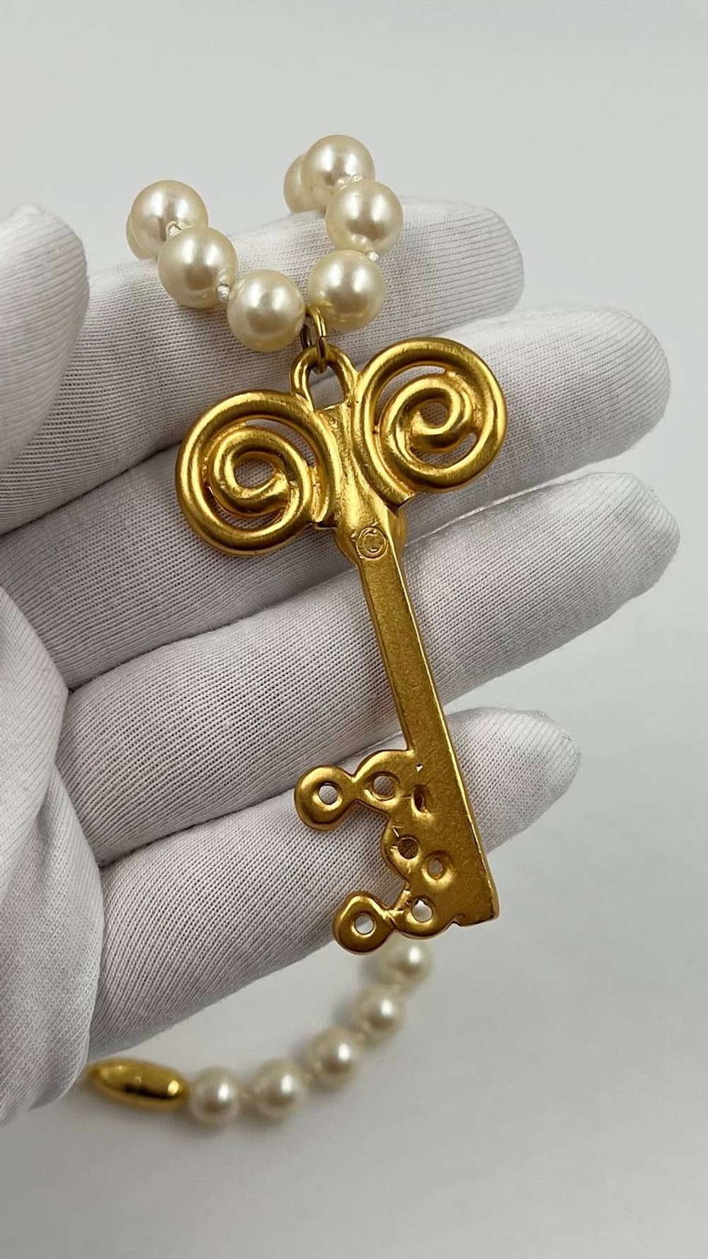 Кулон Ключ на «жемчужных» бусах Anne Klein