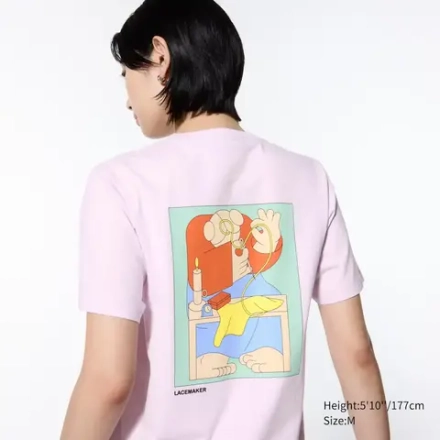 UNIQLO ФУТБОЛКА С ГРАФИЧЕСКИМ ПРИНТОМ, СВЕТЛО-ФИОЛЕТОВЫЙ