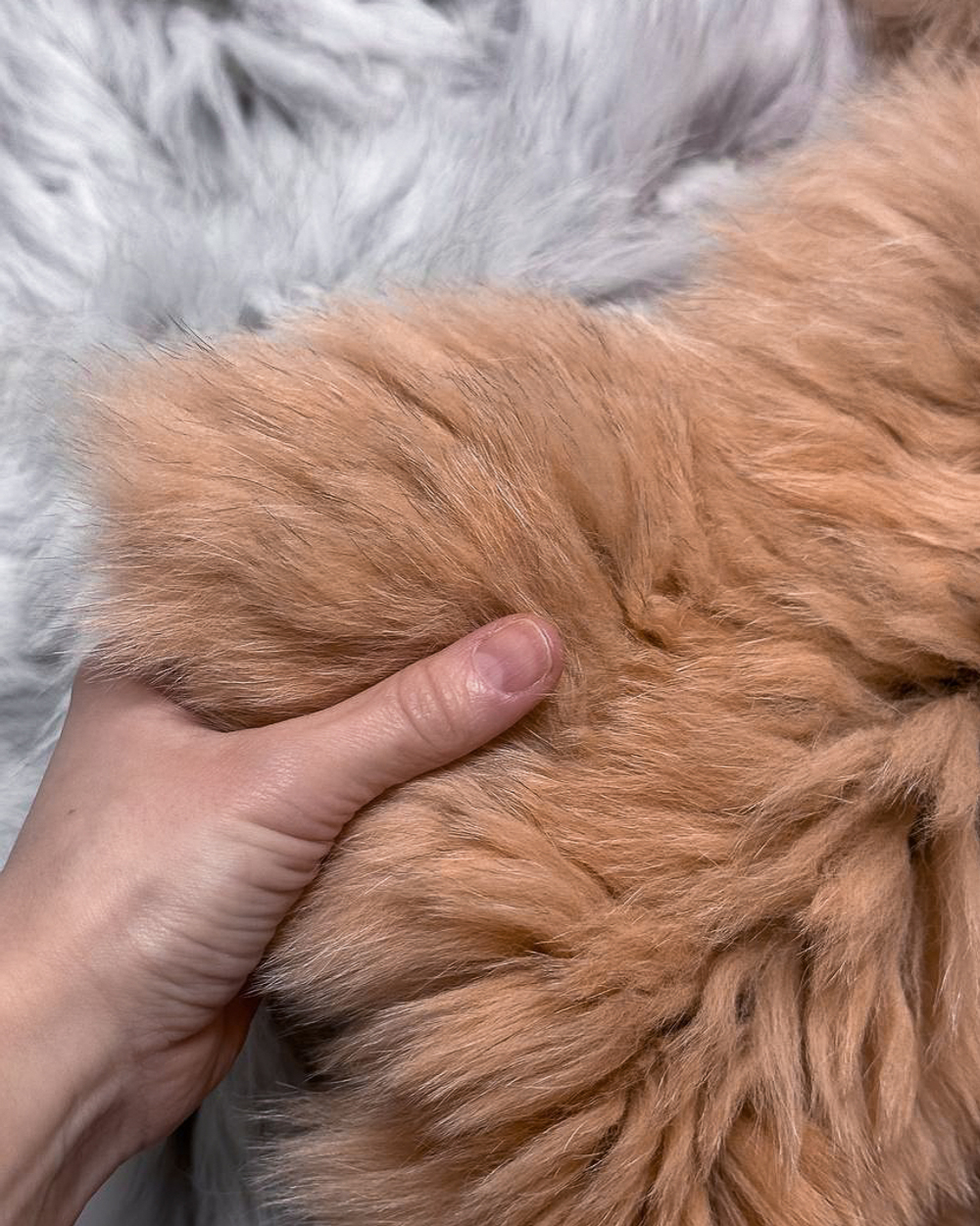 Вязаный плед из натурального меха песца 200*150 см (бежевый с "пепельными" кончиками)