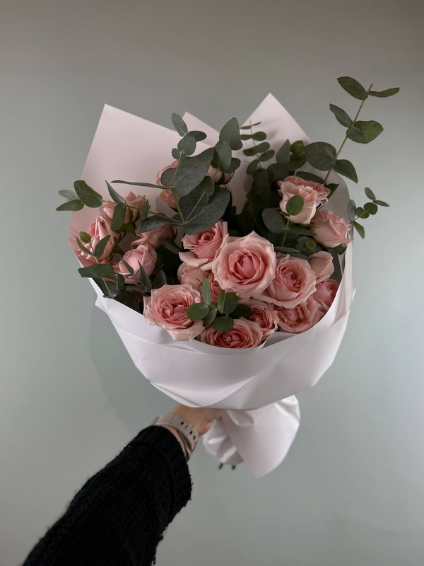 Букет из кустовых роз "Стар Блаш" с эвкалиптом