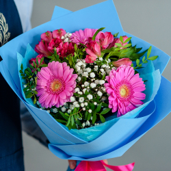 Розовый букет с герберами