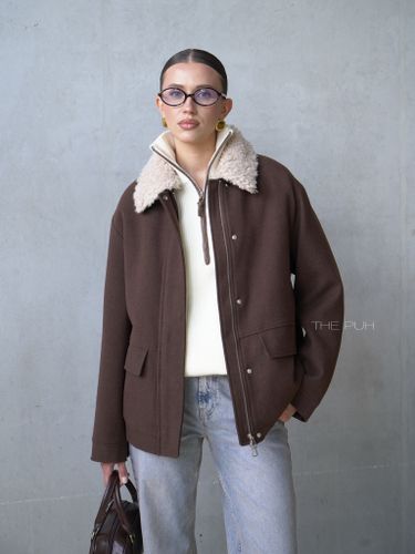 Шоколадная куртка с меховым воротником