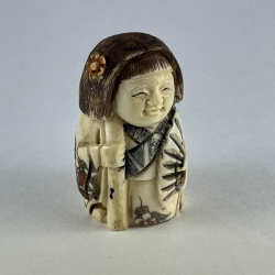 Статуэтка нэцкэ Красавица с веером и посохом