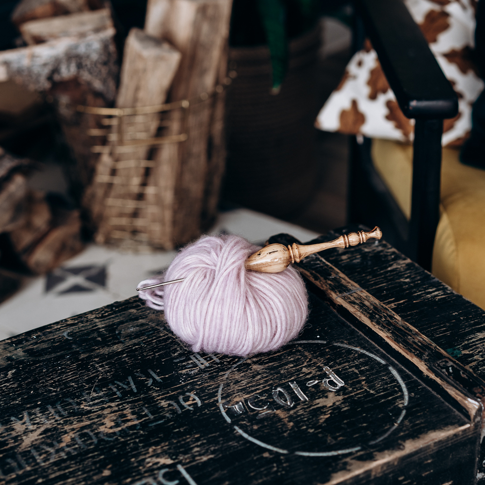 Железный крючок для вязания с деревянной ручкой из рябиной размером 2.0 мм. K136