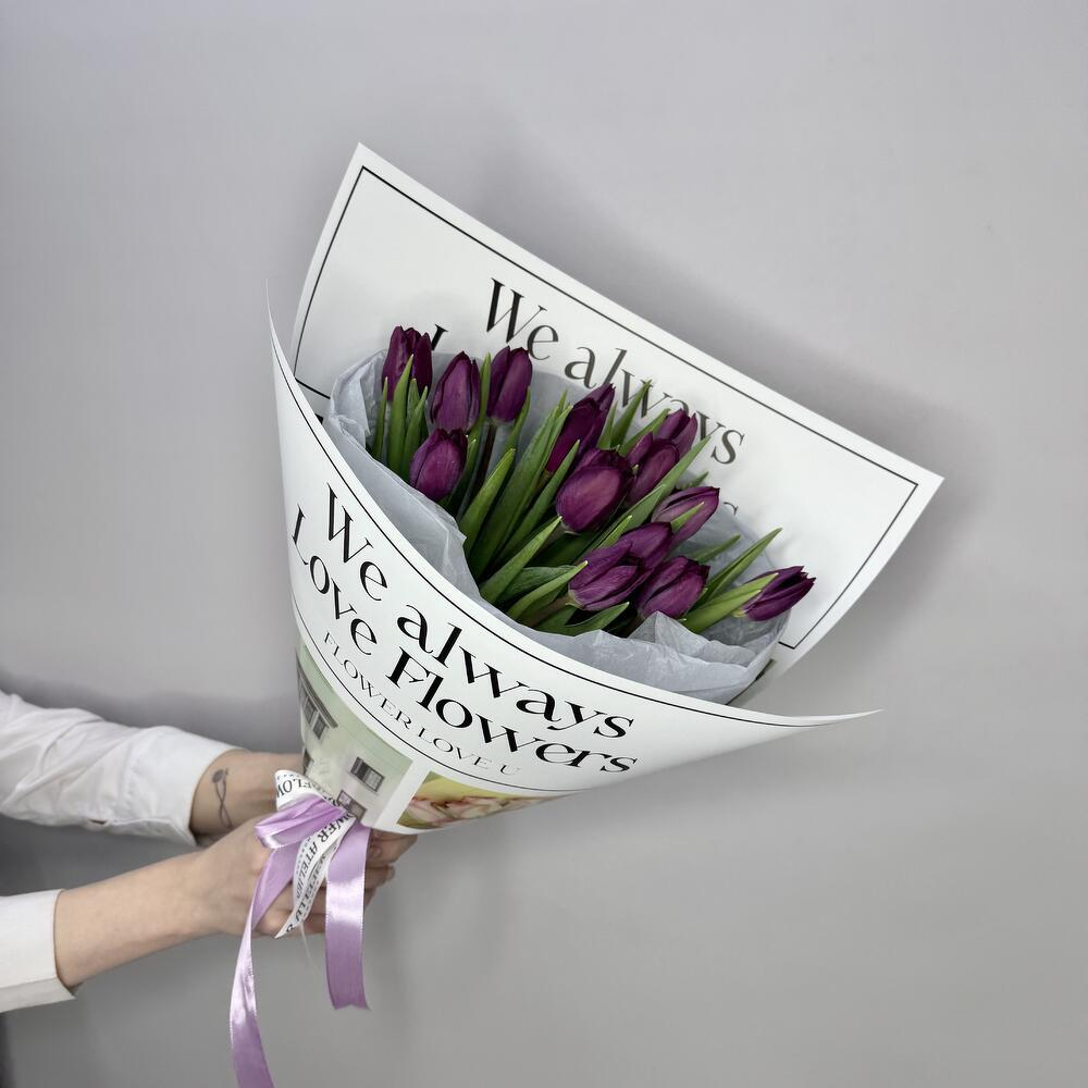 15 фиолетовых тюльпанов в стильной упаковке