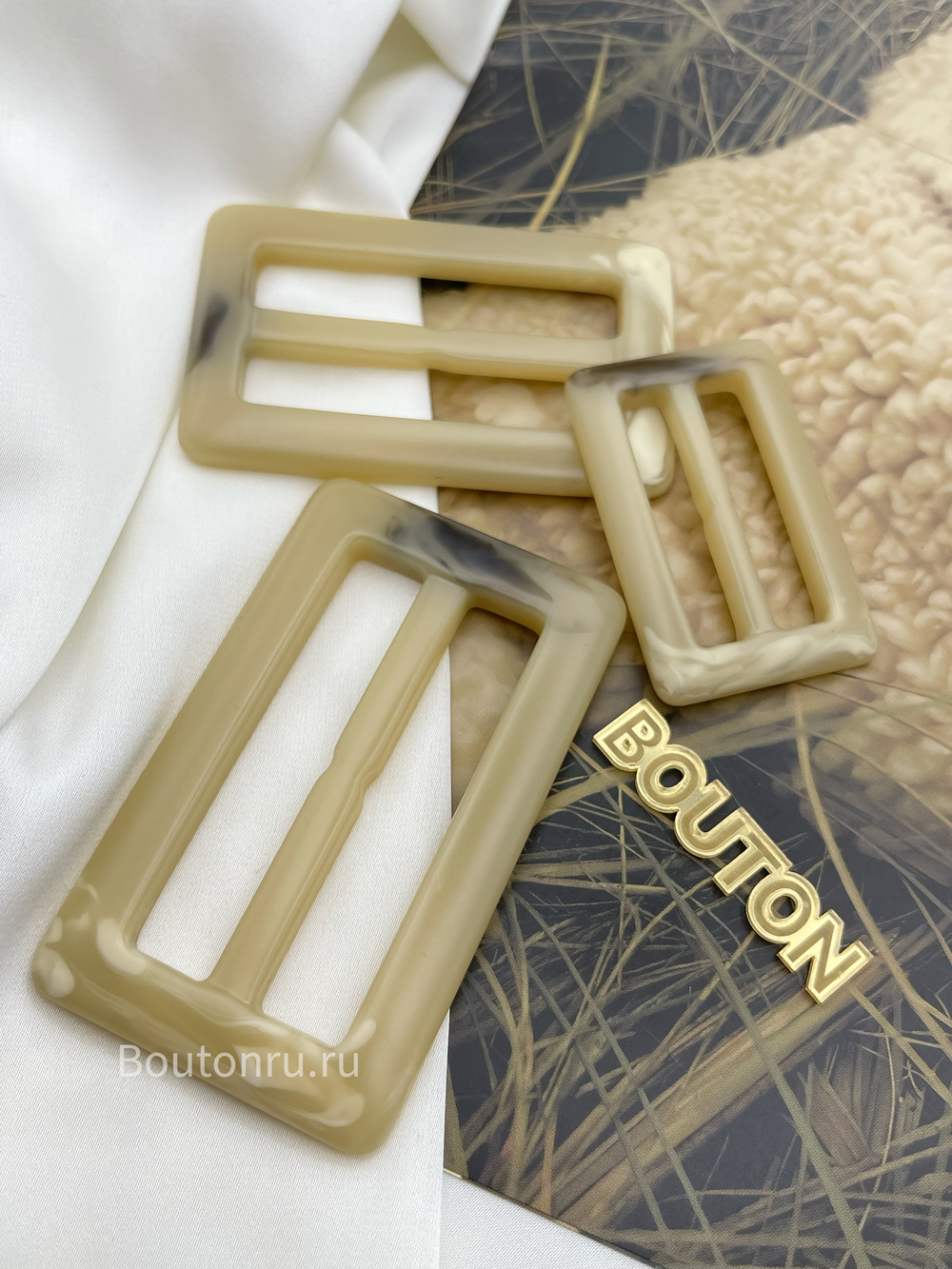 Пряжка бежевая с прожилками под "Рог"