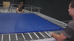 Натяжение сетки на раму батутного парка "ЗВЕЗДА"