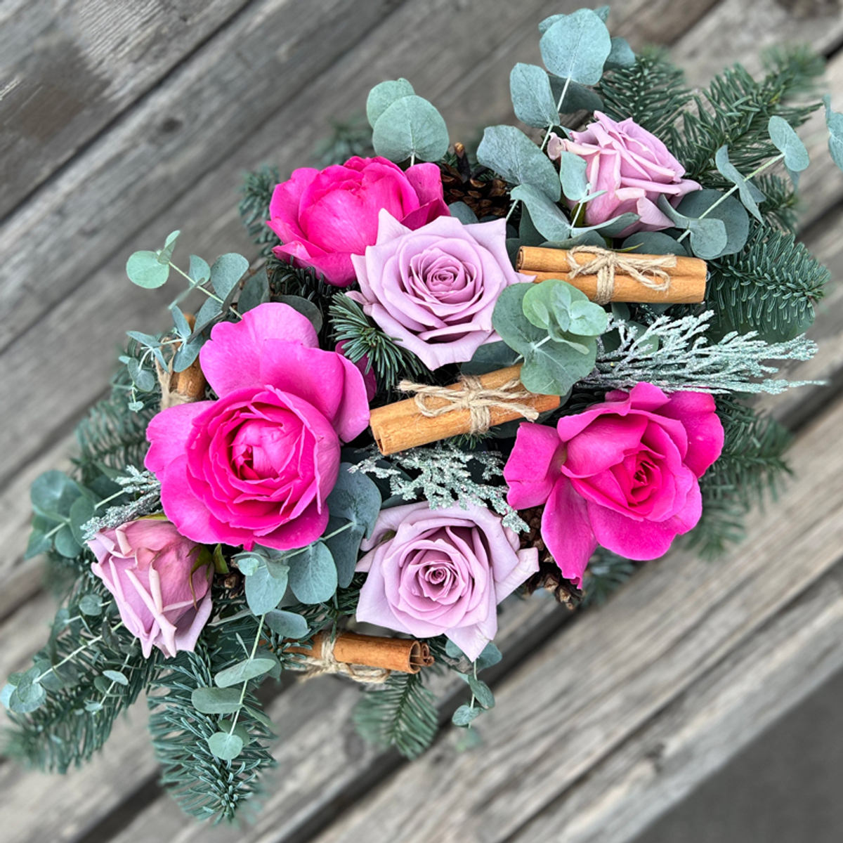 ❄ Изумрудное сияние — новогодняя композиция интерьерных лунных и ароматных пионовидных роз