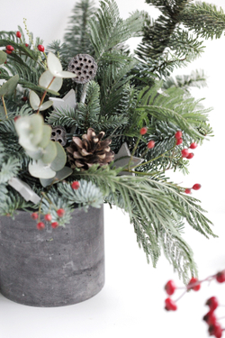 Новогодняя композиция в бетонном кашпо № 1