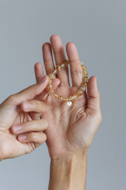 Браслет "Memo about Finance" из цитрина 8 мм с подвеской