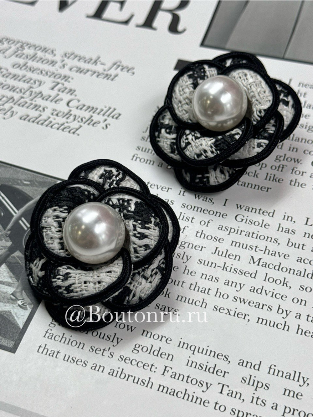 Брошь цветок «Камелия» текстильная с жемчугом