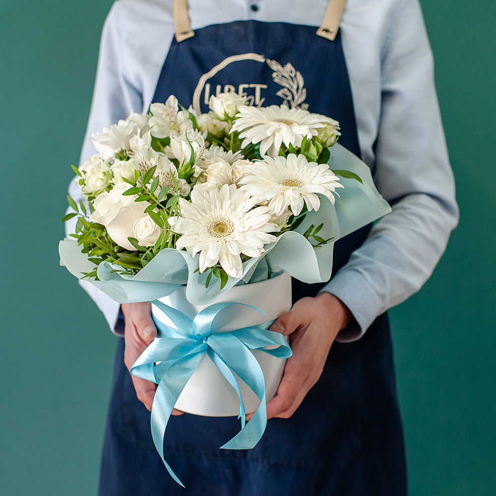 Белый букет в шляпной коробке