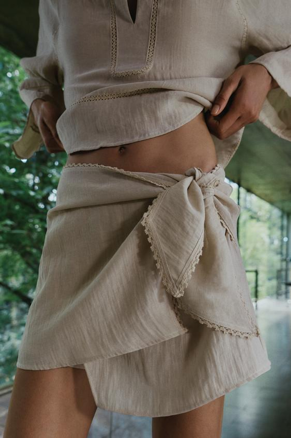 ZARA ЮБКА-ШОРТЫ С УЗЛОМ И КРУЖЕВОМ, СВЕТЛО-БЕЖЕВЫЙ