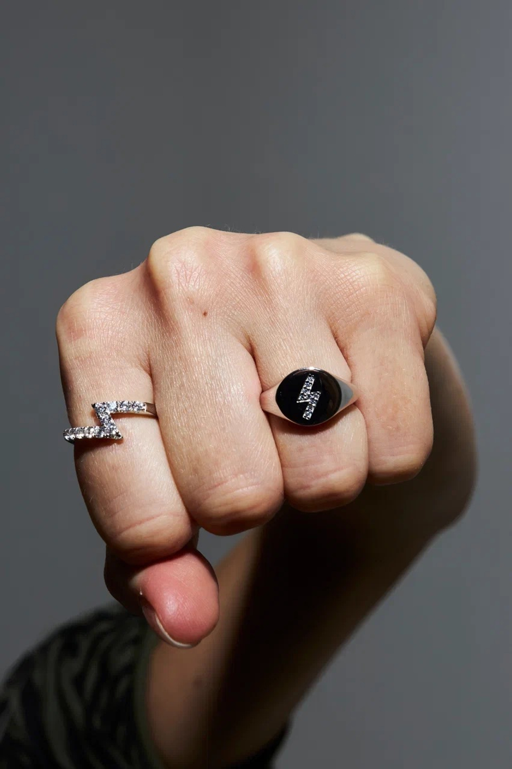 Кольцо печатка молния