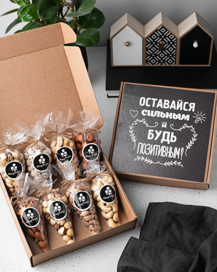 Набор орехов HoneyForYou (ассорти) в подарочной крафт-коробке для мужчины