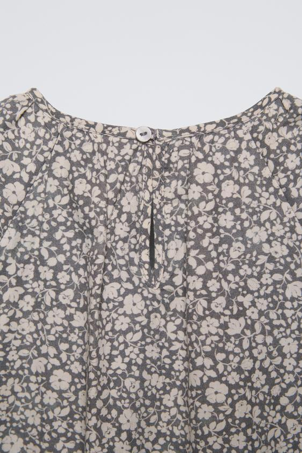 ZARA ПЛАТЬЕ С ЦВЕТОЧНЫМ ПРИНТОМ, СЕРЫЙ