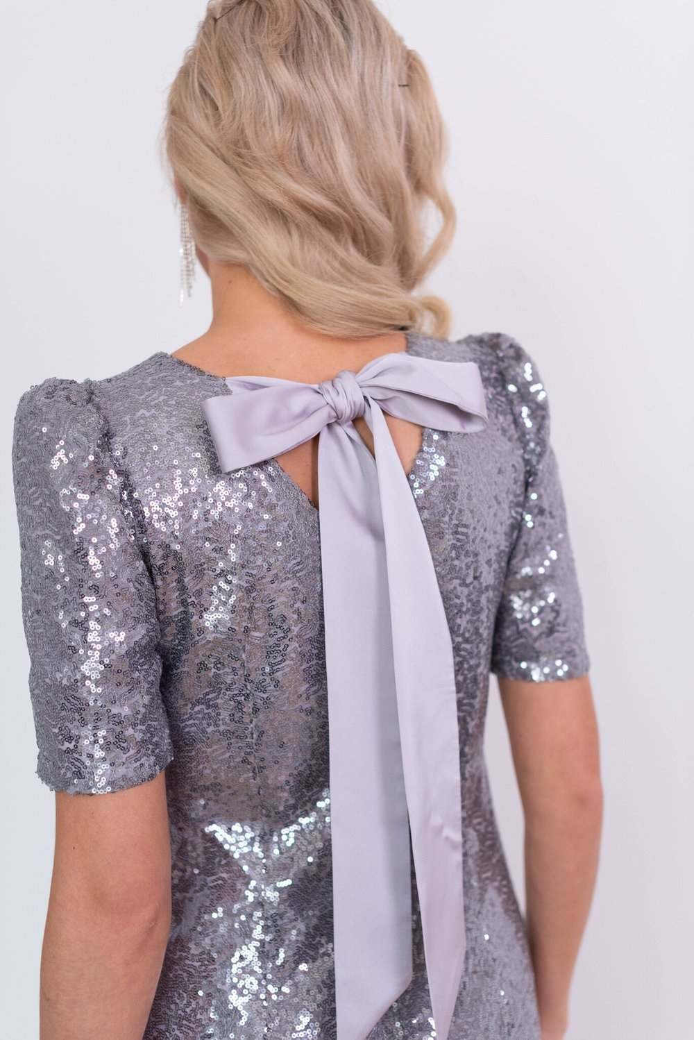 Платье серебристое с пайетками