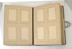 Фотоальбом. Австрия. 1890-х гг. Кожа, картон, золочение, латунь. Размер: 23 × 30 см.