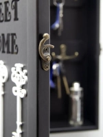 Ключница настенная в прихожую закрытая