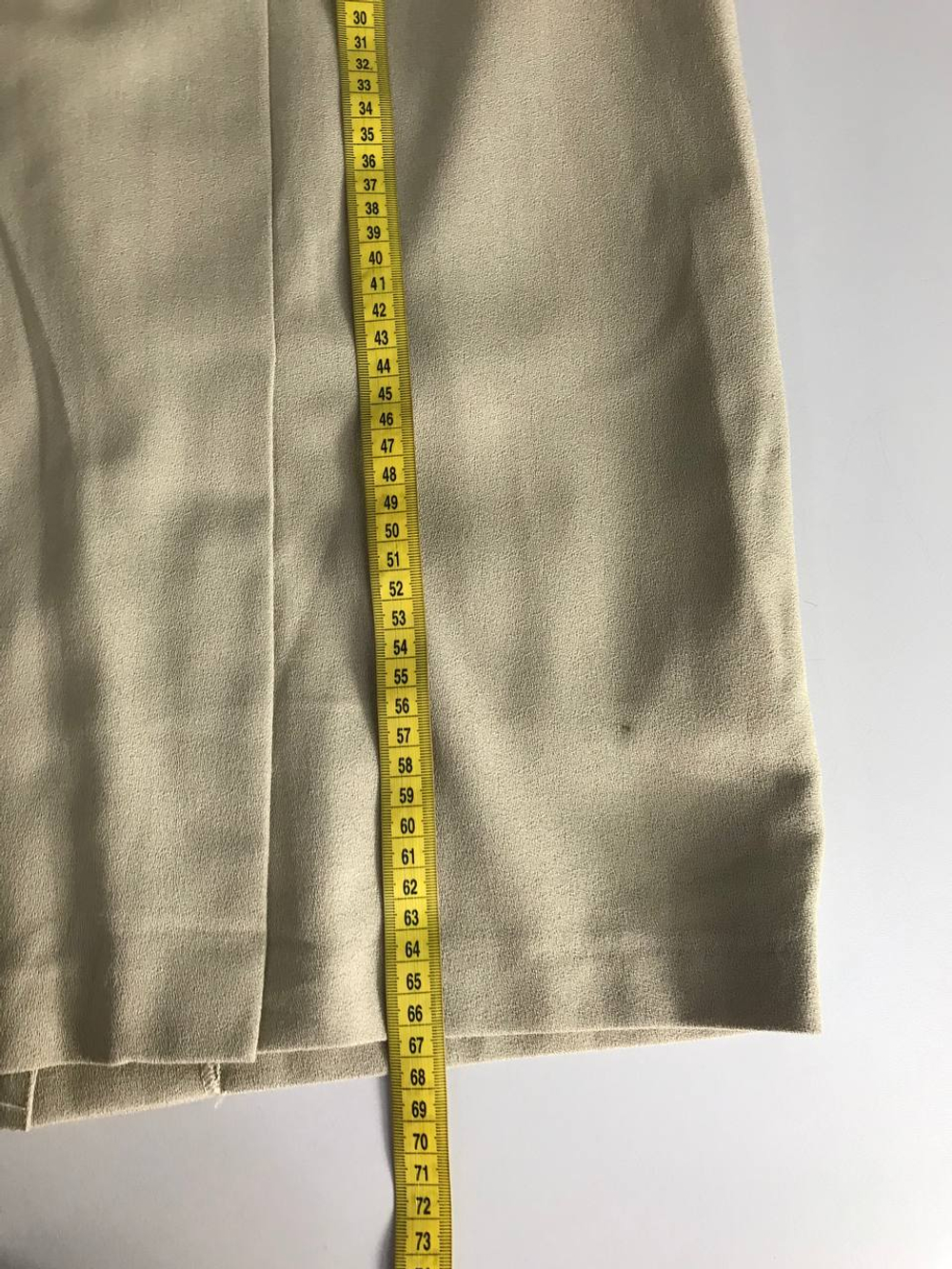 Юбка светлого оттенка, визуально на 48/50 размер